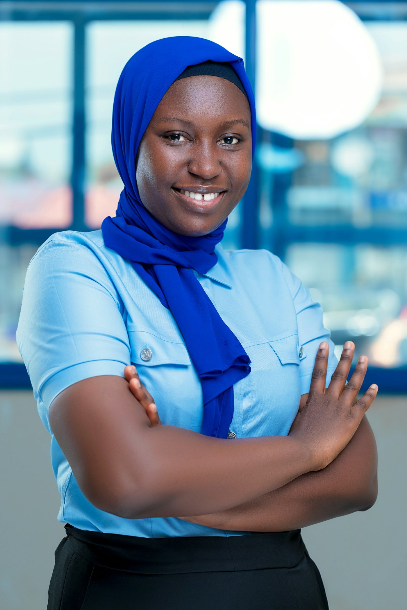 Infirmière souriante en tenue de soins