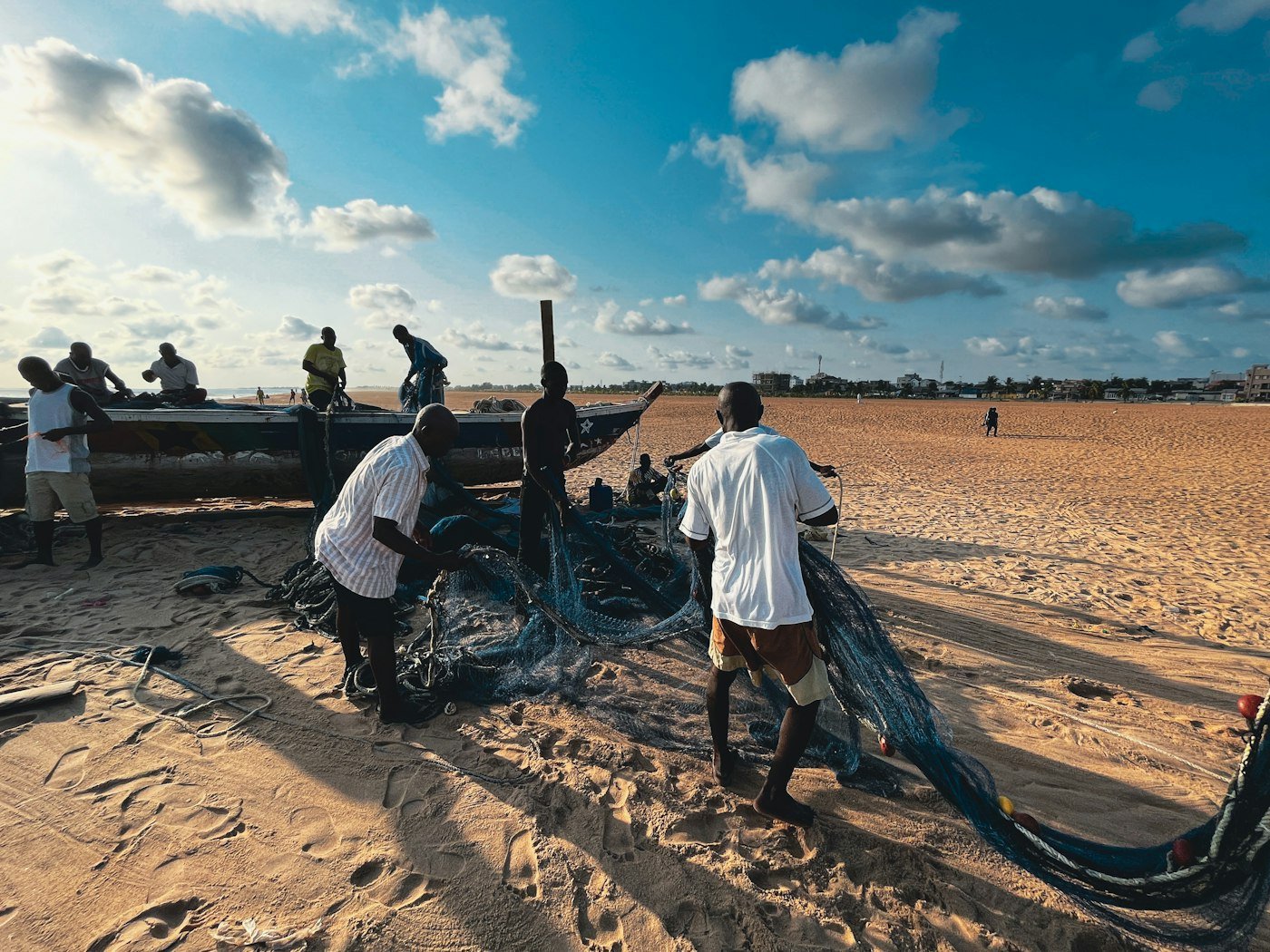 Pêcheurs sur la plage de Fidjrossè