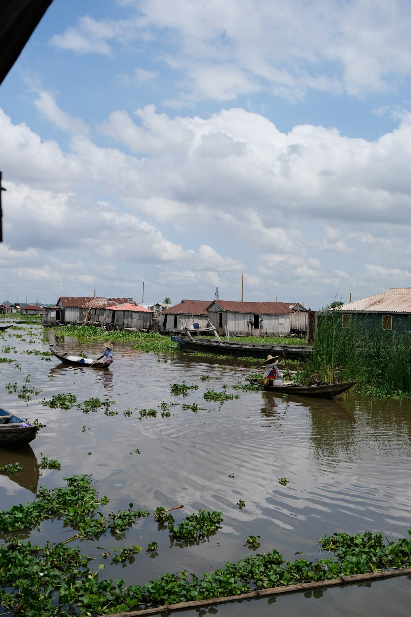 Pirogues dans le village lacustre de Ganvié, sur le lac Nokoué (Bénin)