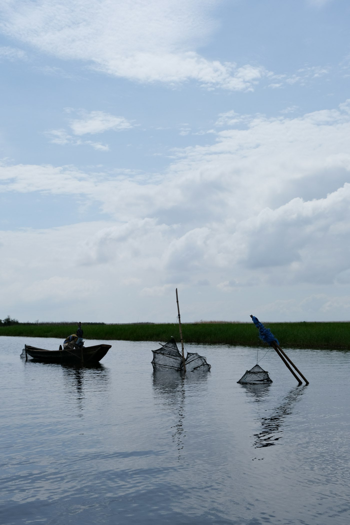 Pêcheurs inspectant leurs filets sur le lac Nokoué