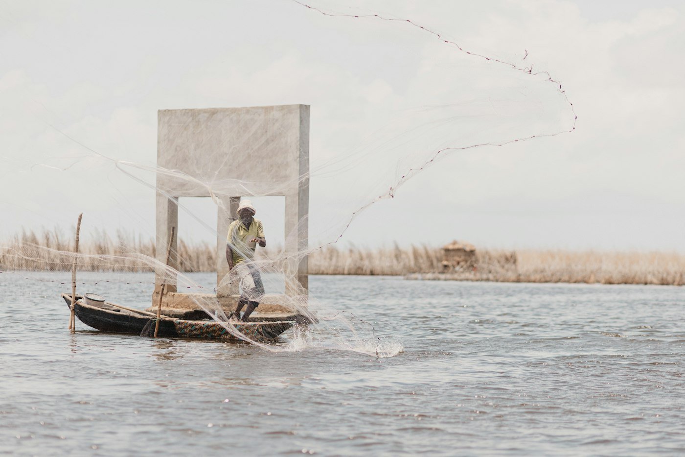 Pêcheur lançant son filet