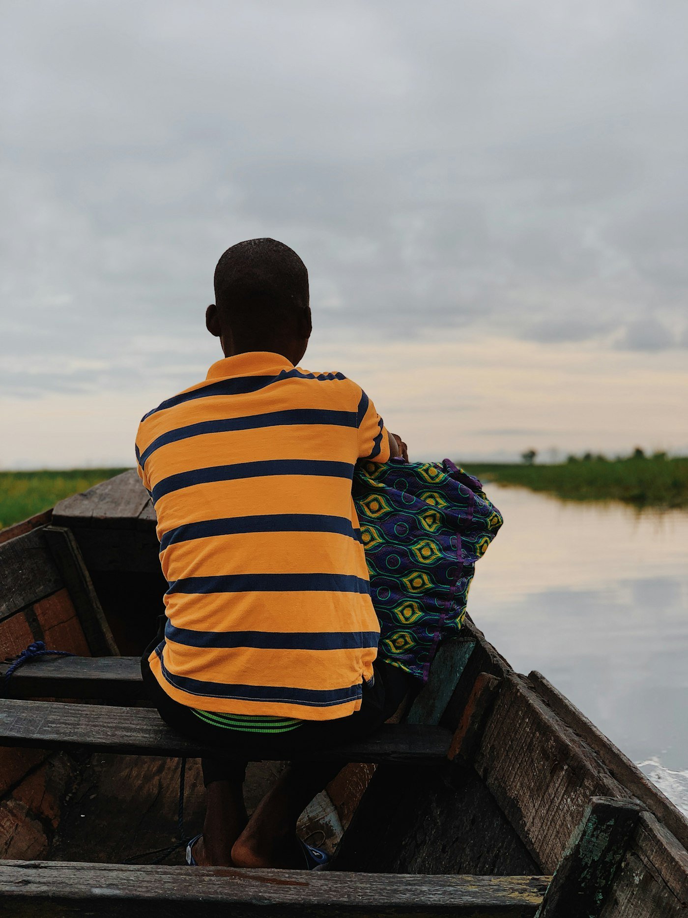 Homme assis dans une pirogue sur une lagune du Bénin