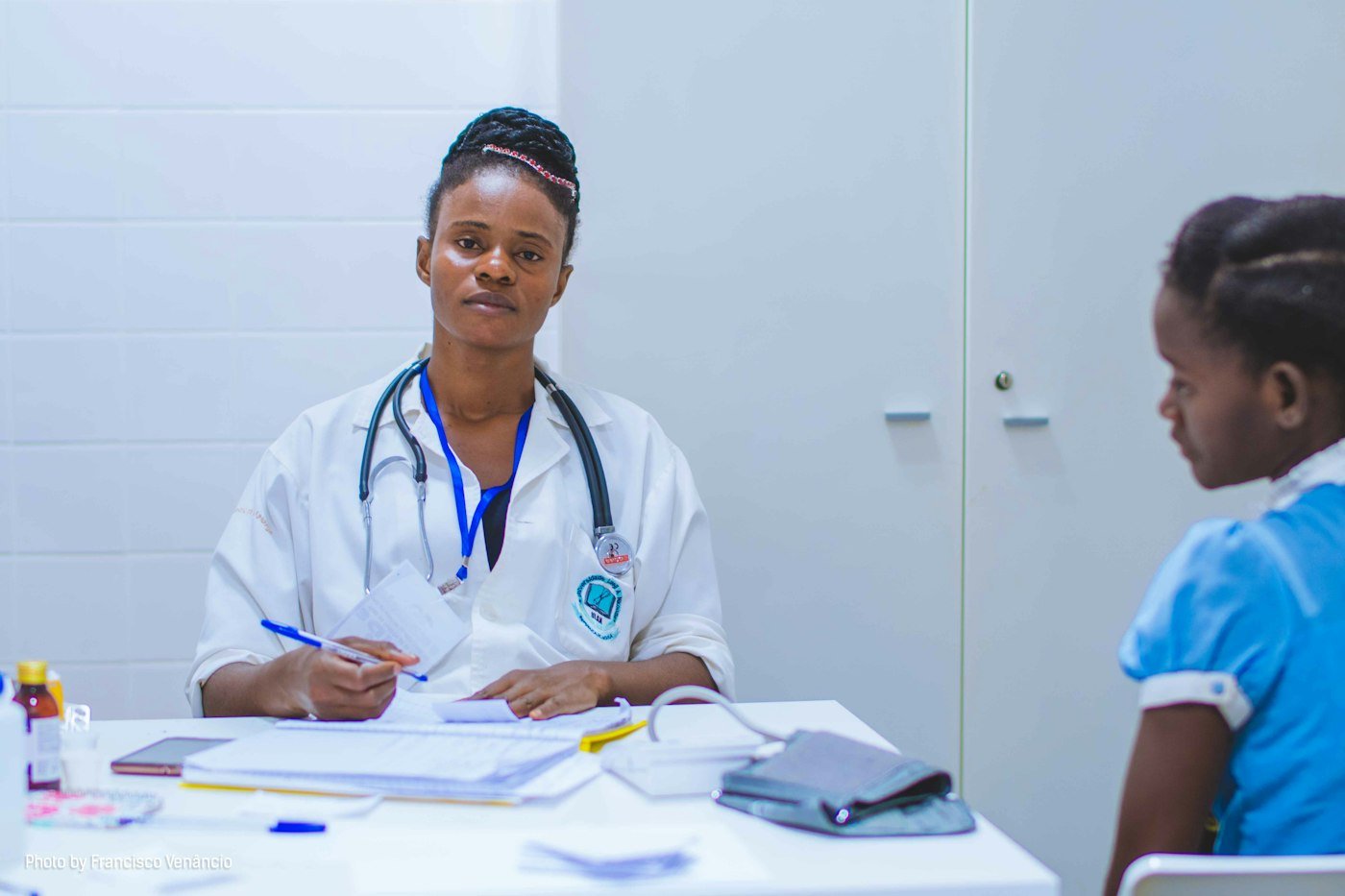 Agente de santé prenant des notes lors d’une consultation